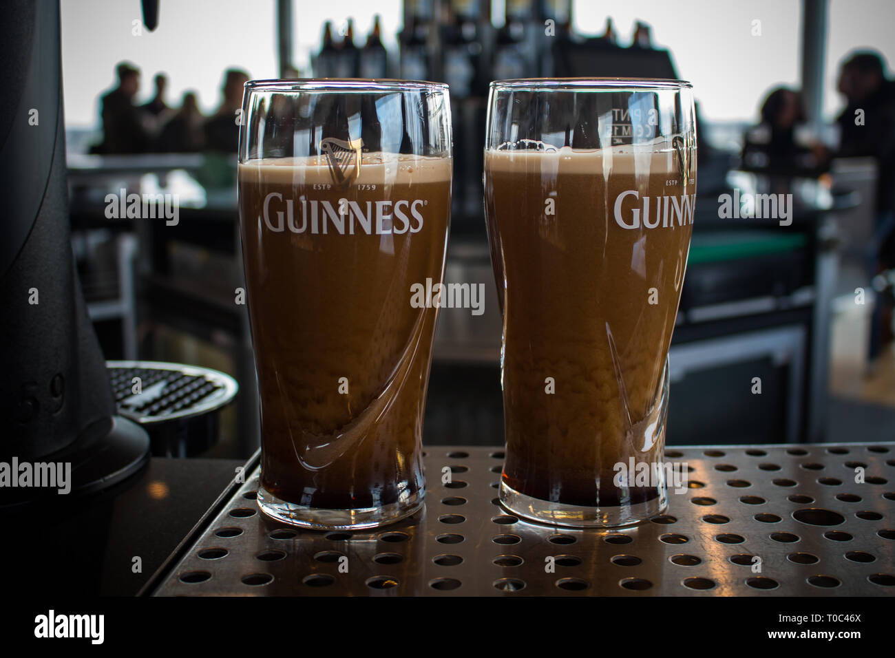 Dublino, Irlanda - 7 febbraio 2017- due pinte di Guinness su un supporto quasi pronto da bere all'interno del Magazzino Guinness Foto Stock