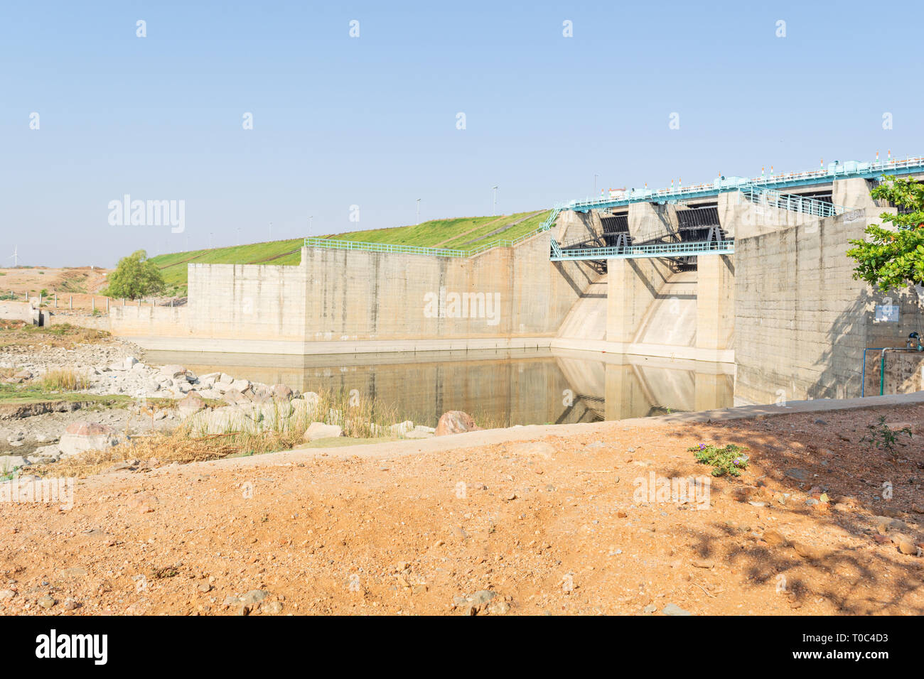 Serbatoio vuoto o cancelli diga nel nord Karnataka, India. Foto Stock