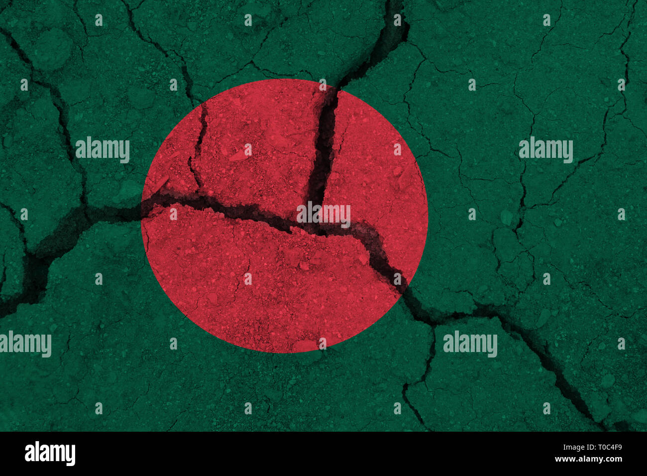 Bangladesh bandiera sulla terra incrinato. Bandiera nazionale del Bangladesh. Un terremoto o un concetto di siccità Foto Stock