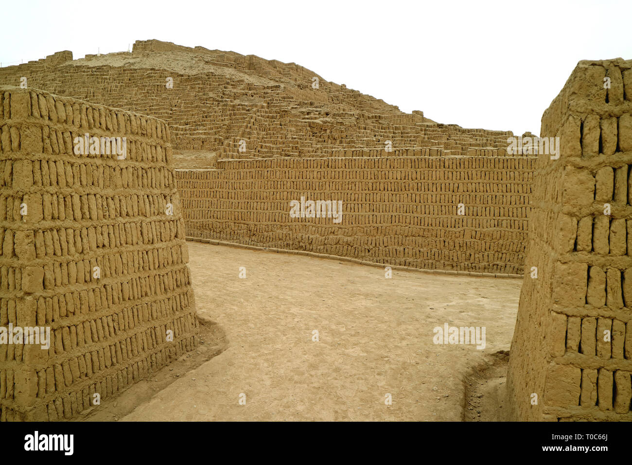 Adobe un muro di mattoni di Huaca Pucllana o Huaca Juliana, le rovine Pre-Inca nel quartiere di Miraflores, Lima, Peru Foto Stock