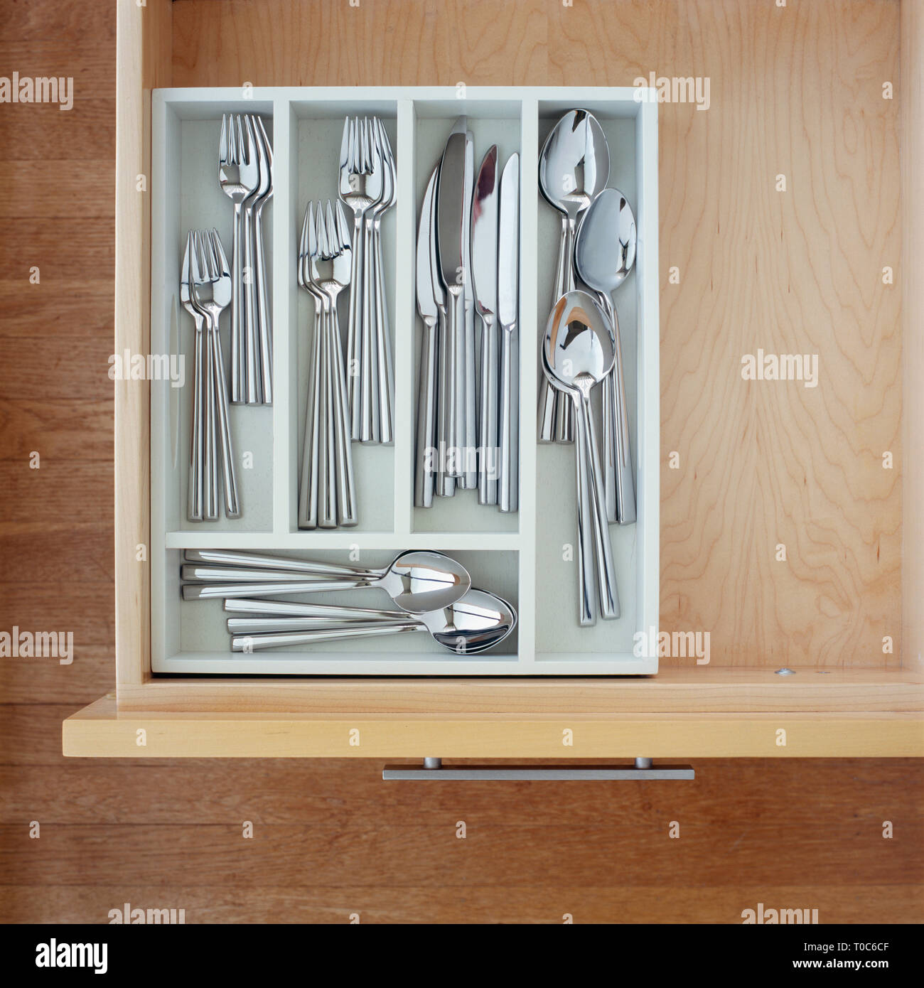 Pulire argenteria utensili in cucina cassetto. Pulito, ordinato, organizzato cucina domestica di storage. Foto Stock
