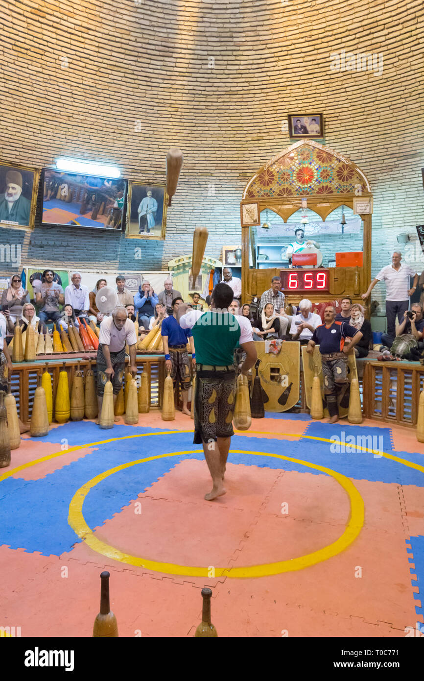 Uomo di formazione presso Saheb un Zaman club, Yazd, Iran Foto Stock