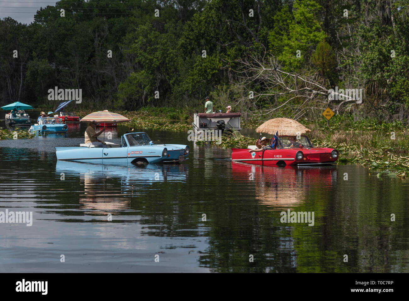 Amphicars nell'acqua la voce di fiume verso la Burrell Blocco di navigazione Su Haines Creek fiume in Leesburg, Florida USA Foto Stock