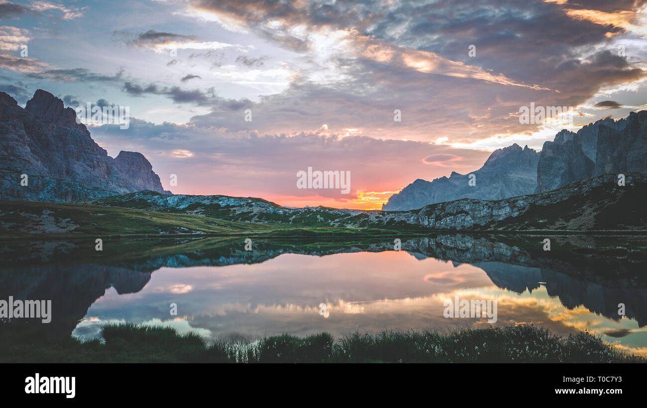 Il pianeta terra che mostra la sua bellezza della montagna alpina lago di sunrise Foto Stock