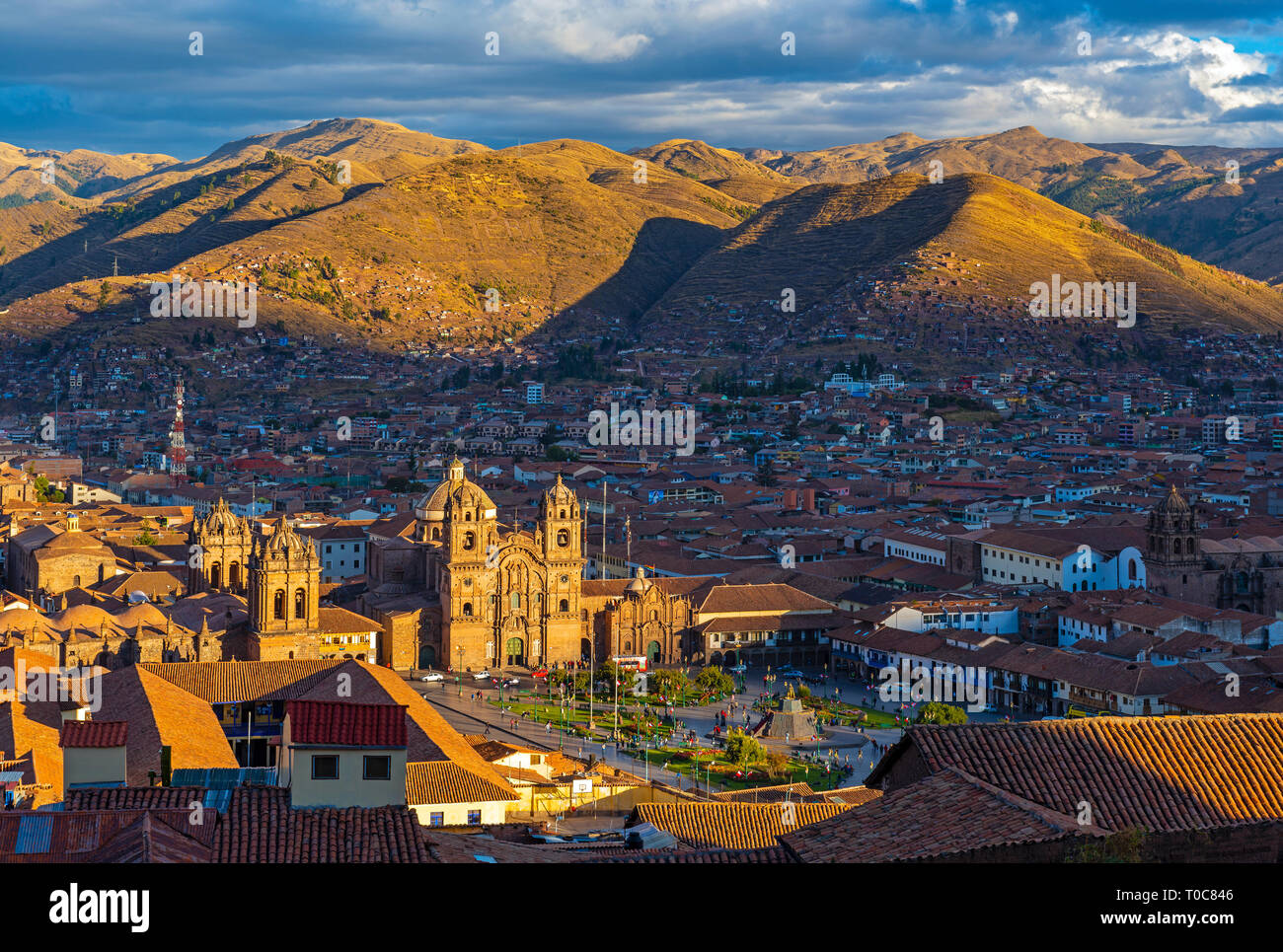 L'antica capitale Inca città Cusco al tramonto con la sua Plaza de Armas, la cattedrale e La Compania de Jesus Chiesa Gesuita, Perù. Foto Stock