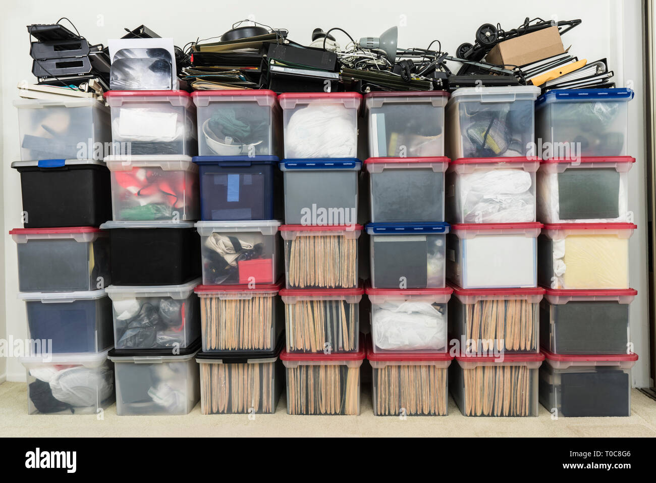 Alto muro di plastica dello storage di file di scatole con cartelle, leganti e attività varie forniture per ufficio. Foto Stock