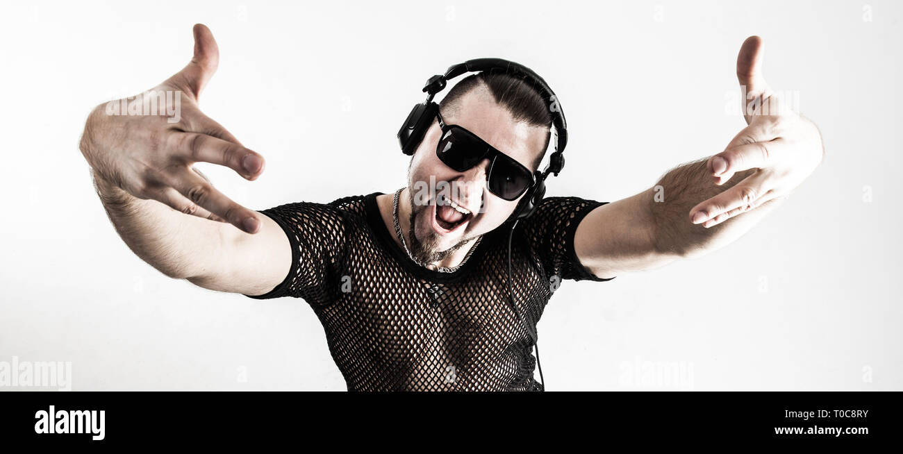 DJ - rapper in un elegante t-shirt con le cuffie e con le mani Foto Stock