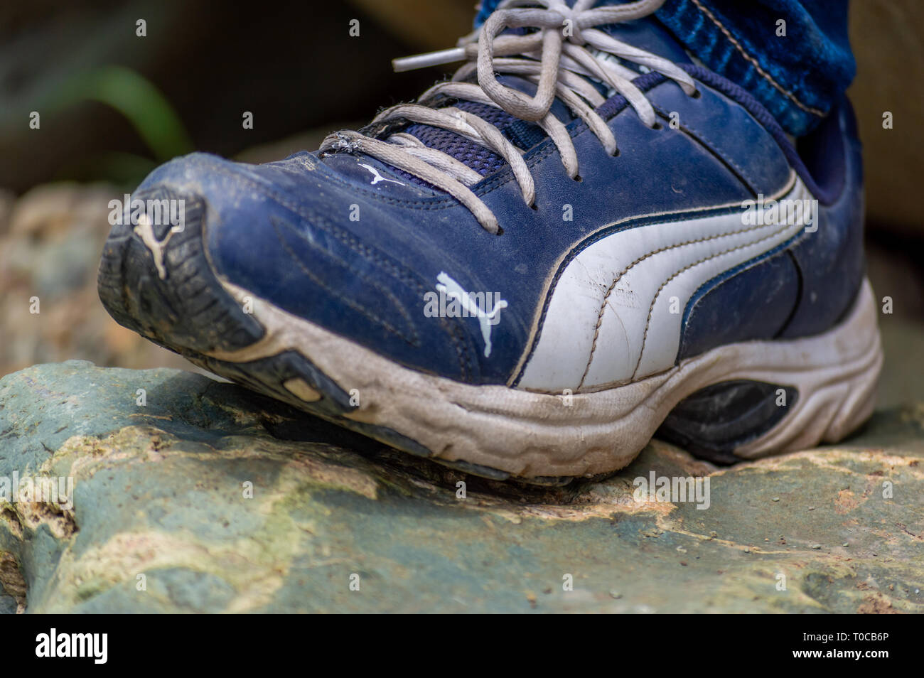 Srinagar, Jammu e Kashmir India: Data- Luglio 20, 2018: scarpe Puma utilizzata su un terreno roccioso Foto Stock