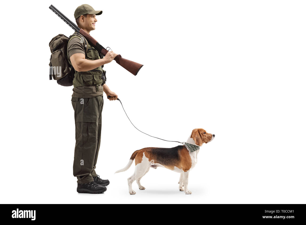 Lunghezza piena ripresa di profilo di un cacciatore con un cane beagle isolati su sfondo bianco Foto Stock