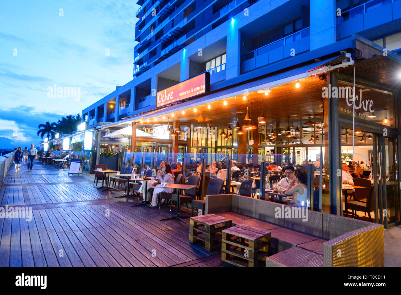 Ocra ristorante presso la Marina di sera, Cairns Wharf, Trinity Inlet, estremo Nord Queensland, FNQ, QLD, Australia Foto Stock