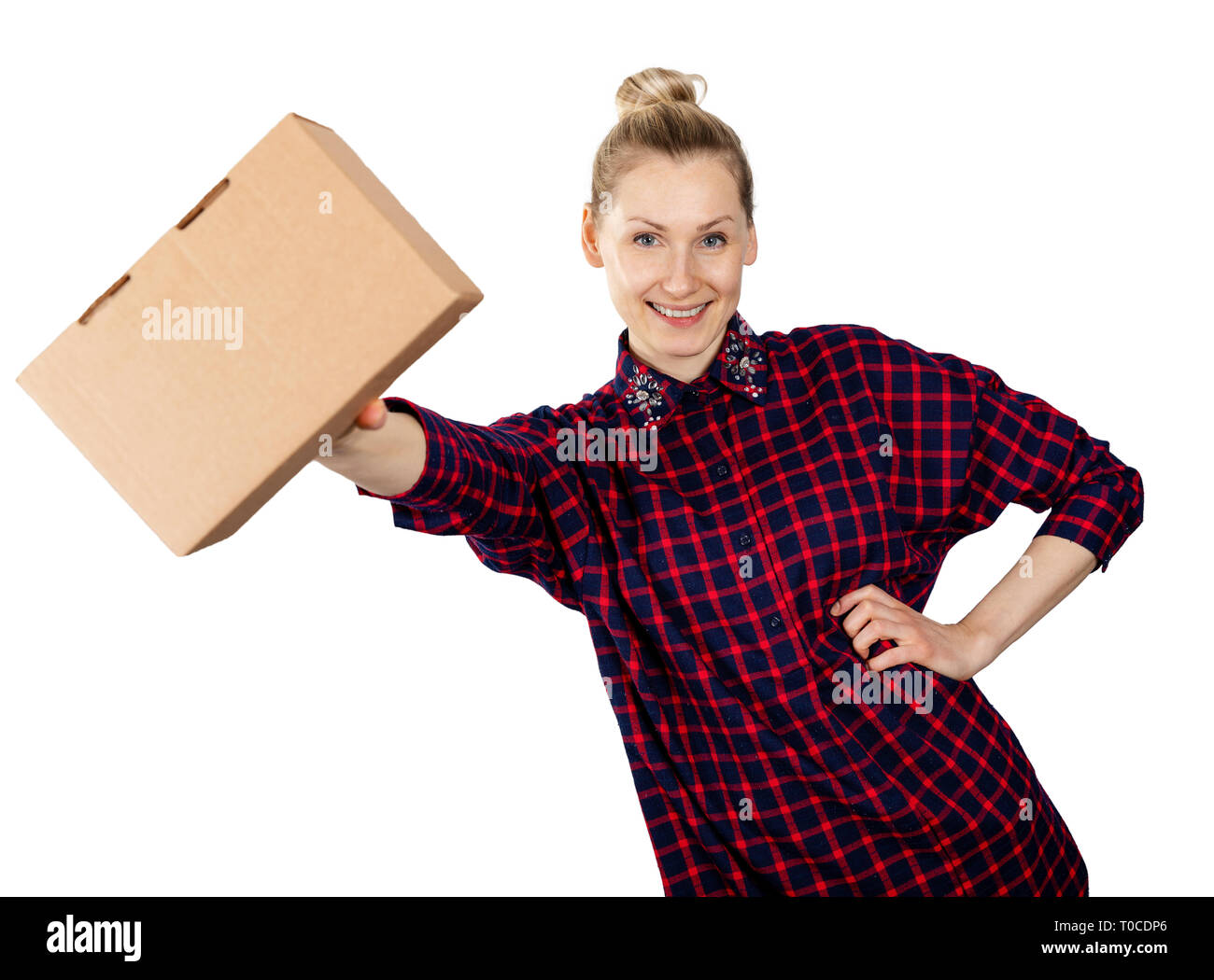 Donna sorridente con il fustellato di scatola di cartone in mano isolati su sfondo bianco Foto Stock