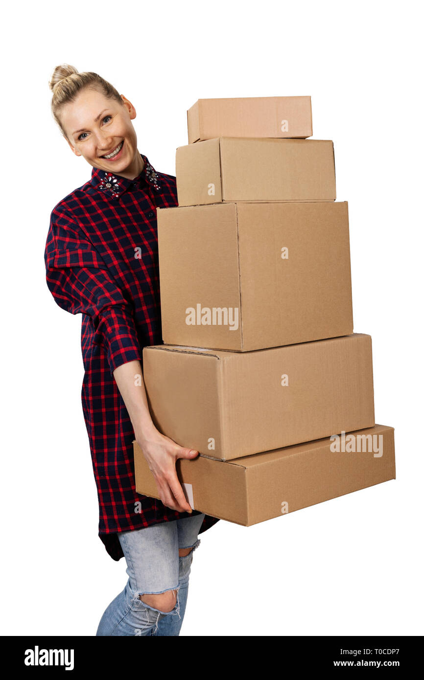 La donna che porta pila di scatole di cartone isolati su sfondo bianco Foto Stock