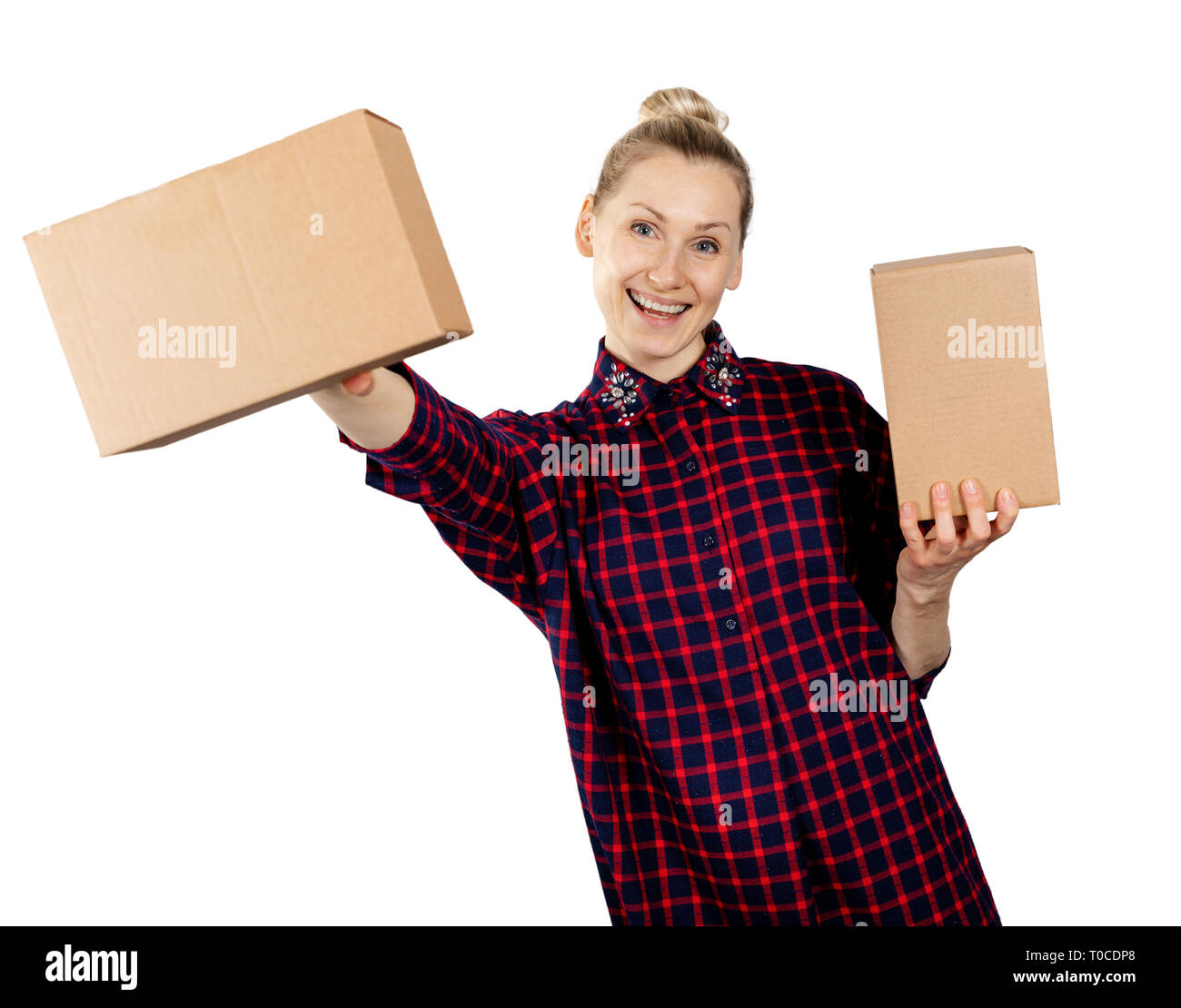 La donna vergine di contenimento scatole di cartone in mani isolati su sfondo bianco Foto Stock
