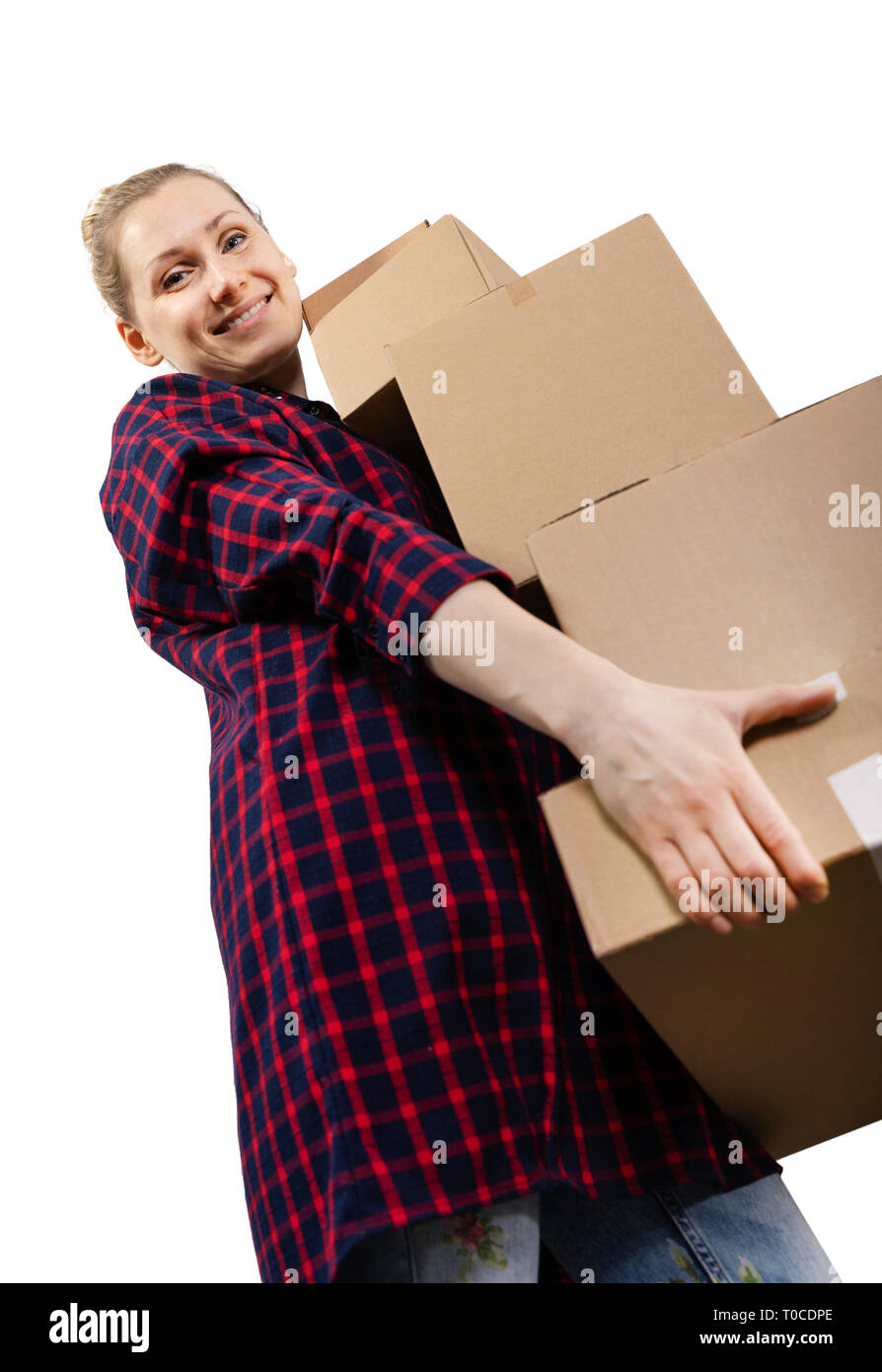 Passando alla nuova casa - sorridente giovane donna con la pila di scatole di cartone Foto Stock