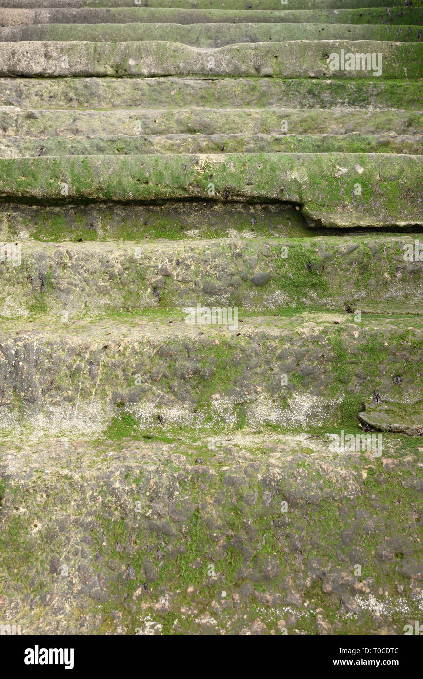 Gradini in cemento armato danneggiati che mostrano incrinature e erosione muro di mare a anchorsholme sulla costa di fylde in lancashire regno unito Foto Stock