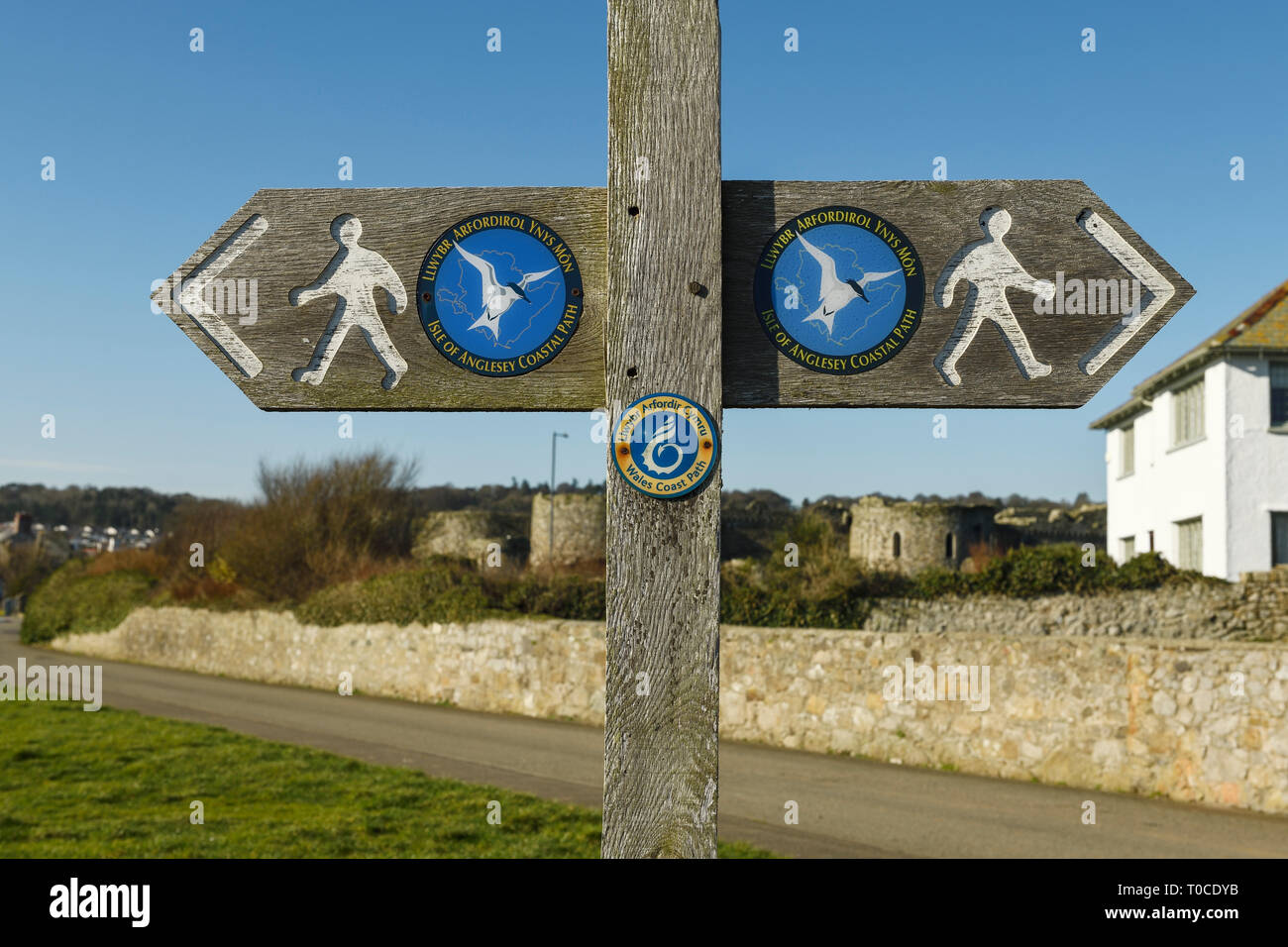 Un sentiero in legno segno in Beaumaris centro per l'isola di Anglesey percorso Costiera Foto Stock