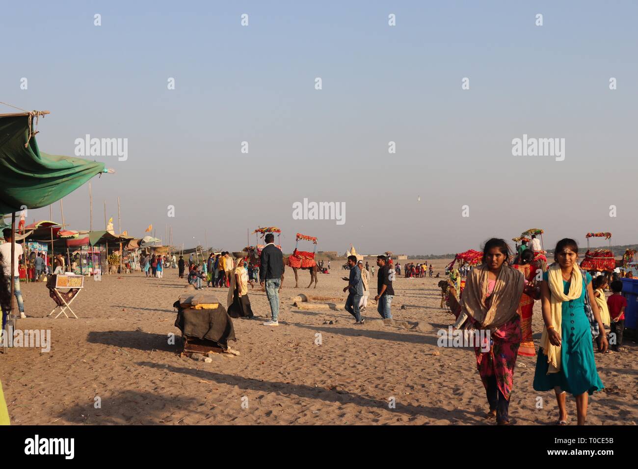 Turisti che si godono il loro tempo al tempio di Somnath beach/Somnath-Gujarat/India Foto Stock