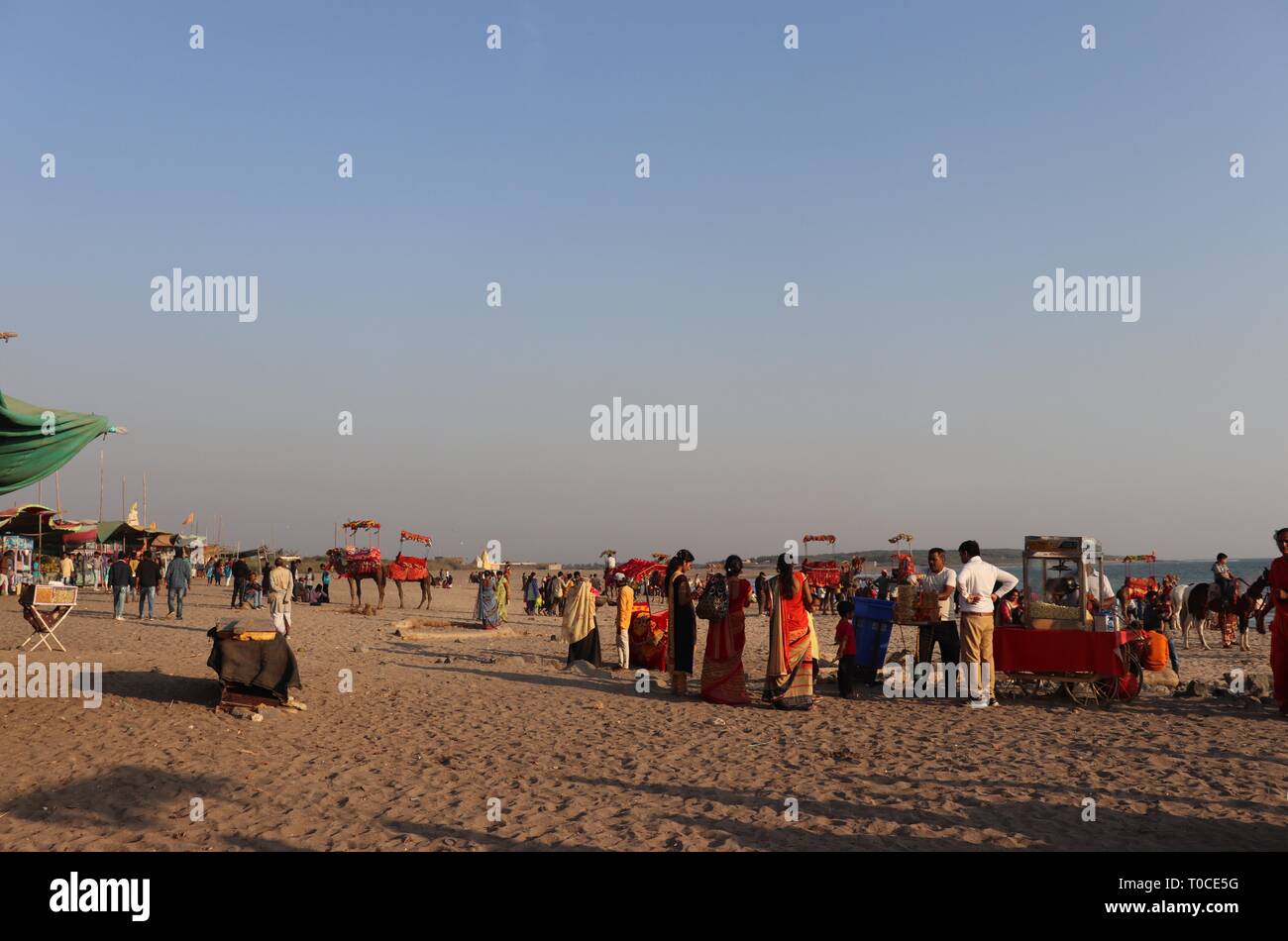 Turisti che si godono il loro tempo al tempio di Somnath beach/Somnath-Gujarat/India Foto Stock