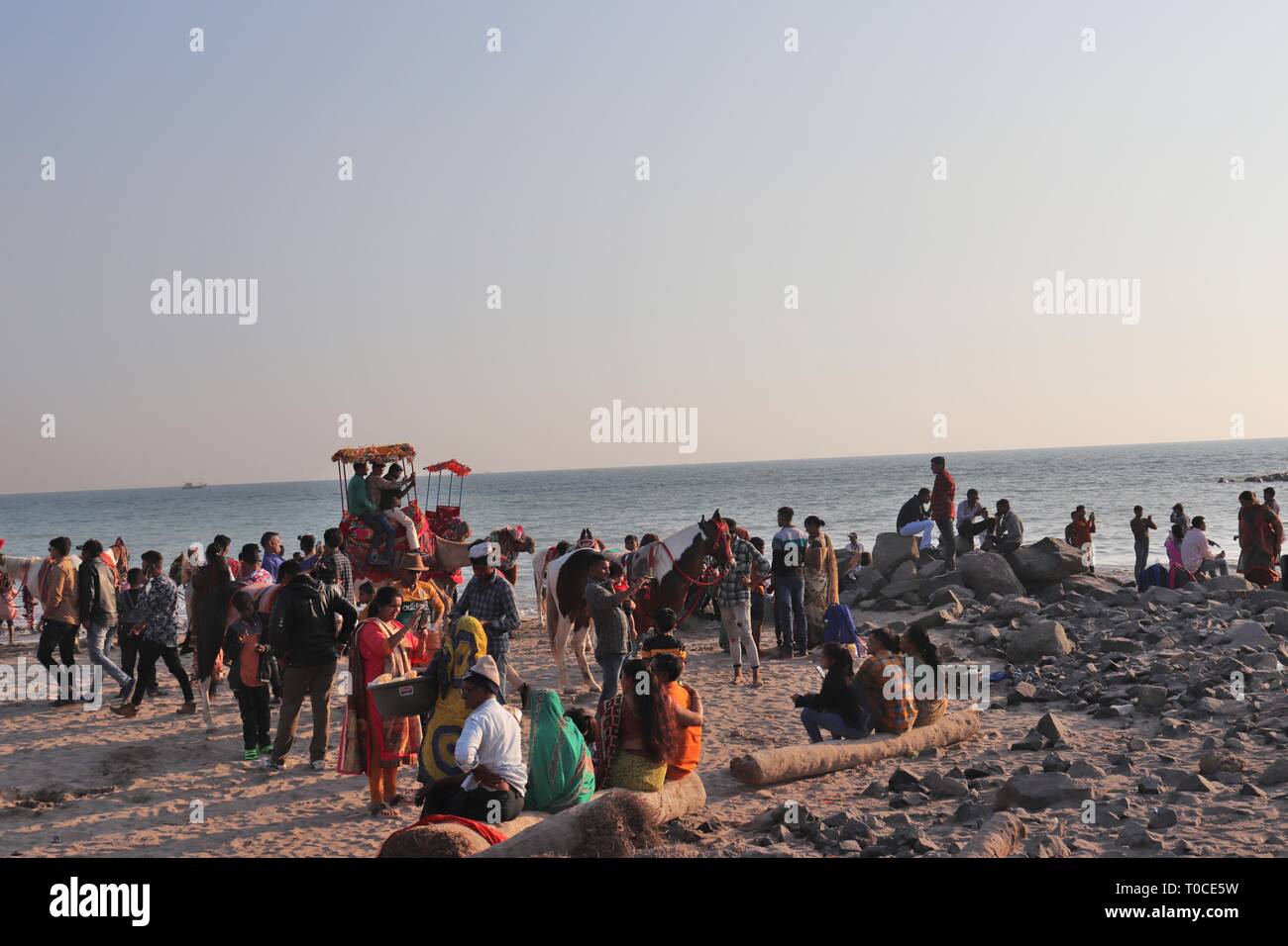 Turisti che si godono il loro tempo al tempio di Somnath beach/Somnath-Gujarat/India Foto Stock
