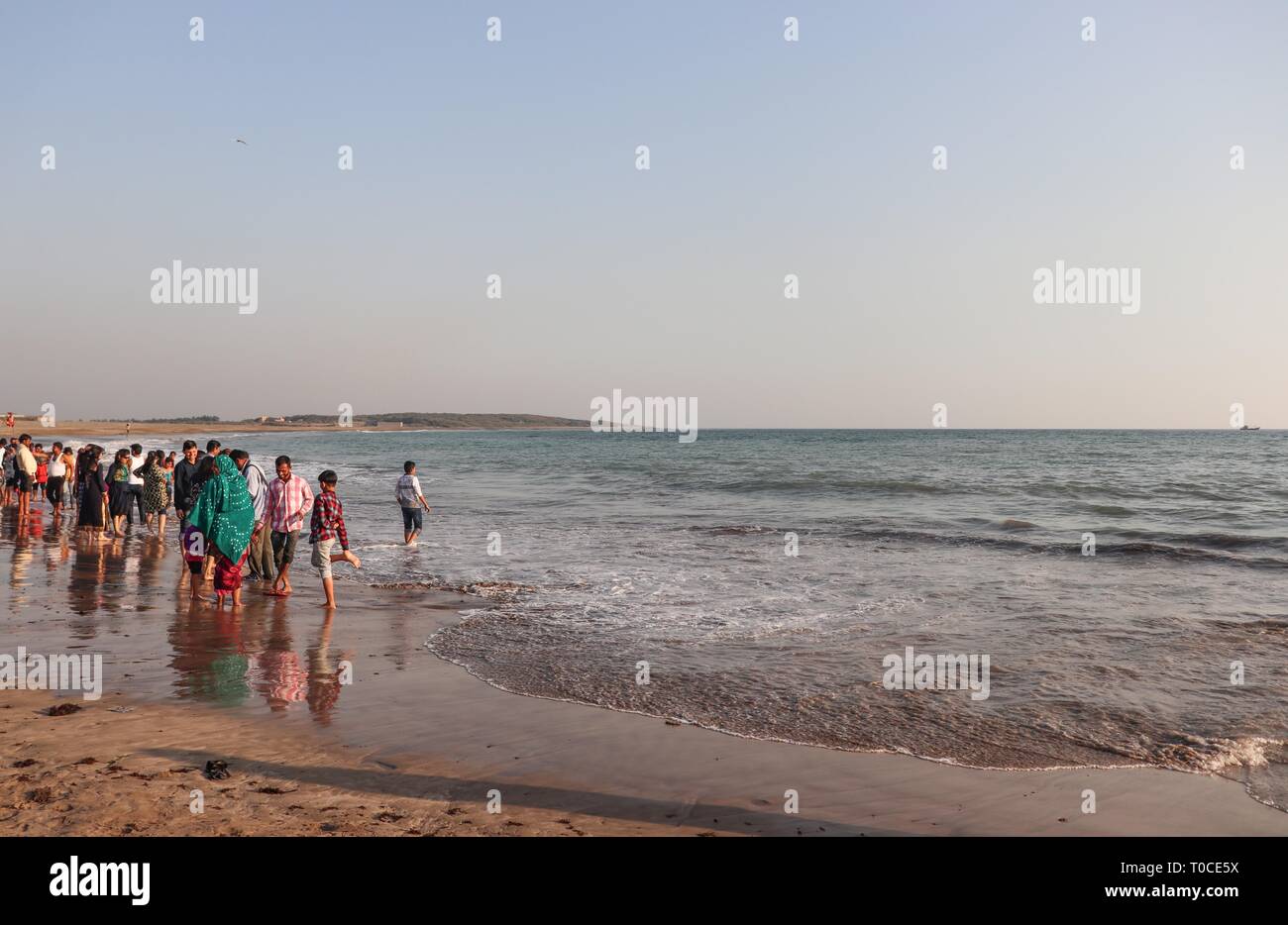 Turisti che si godono il loro tempo al tempio di Somnath beach/Somnath-Gujarat/India Foto Stock