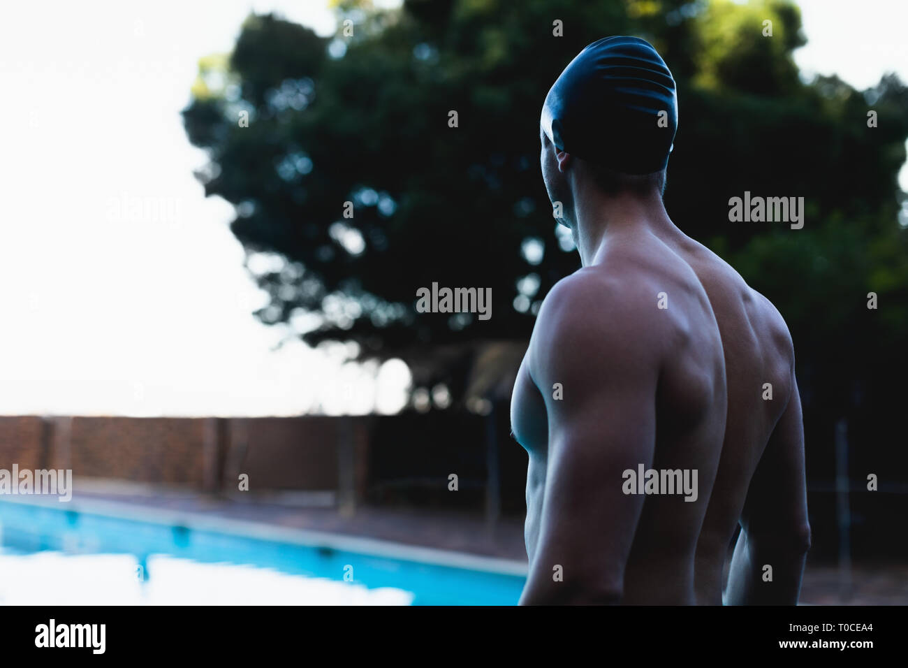 Nuotatore in piedi di fronte alla piscina Foto Stock