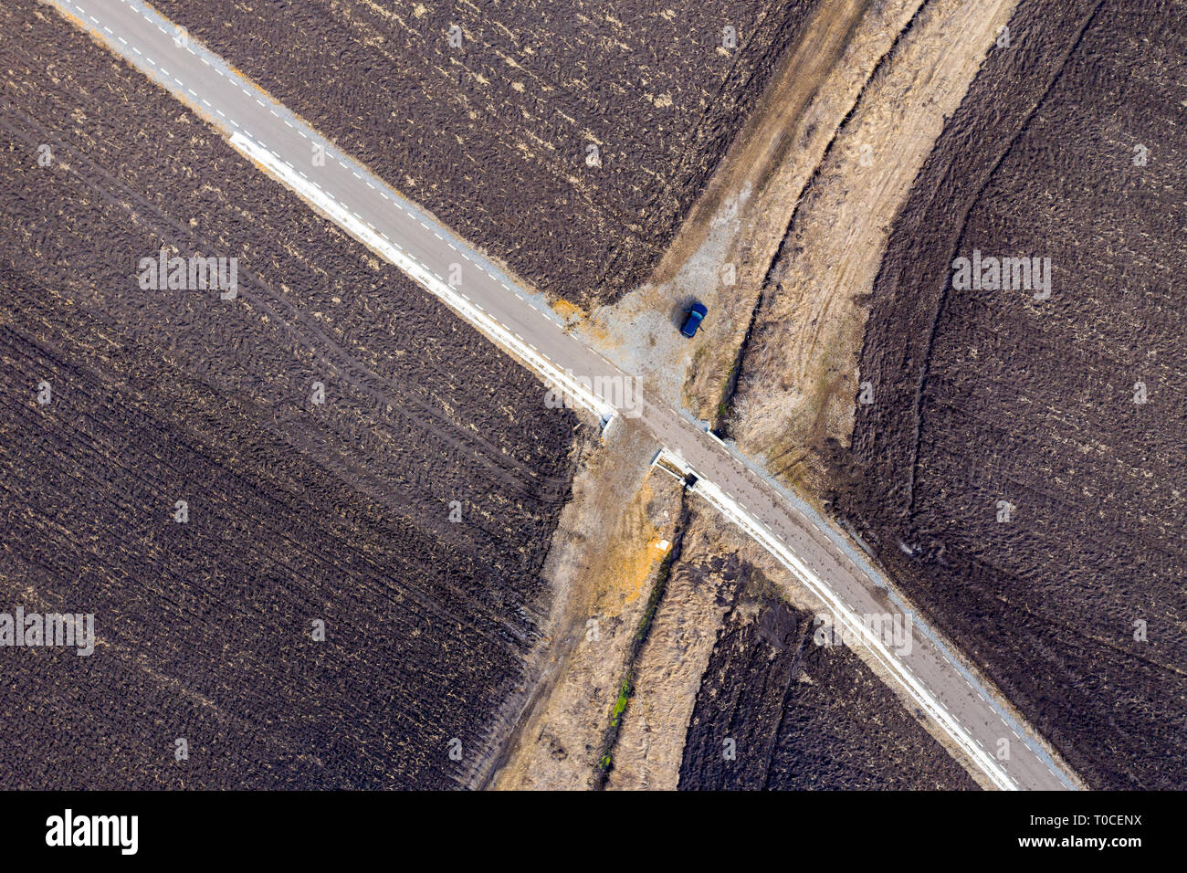 Vista aerea della campagna intersezione stradale da un drone Foto Stock