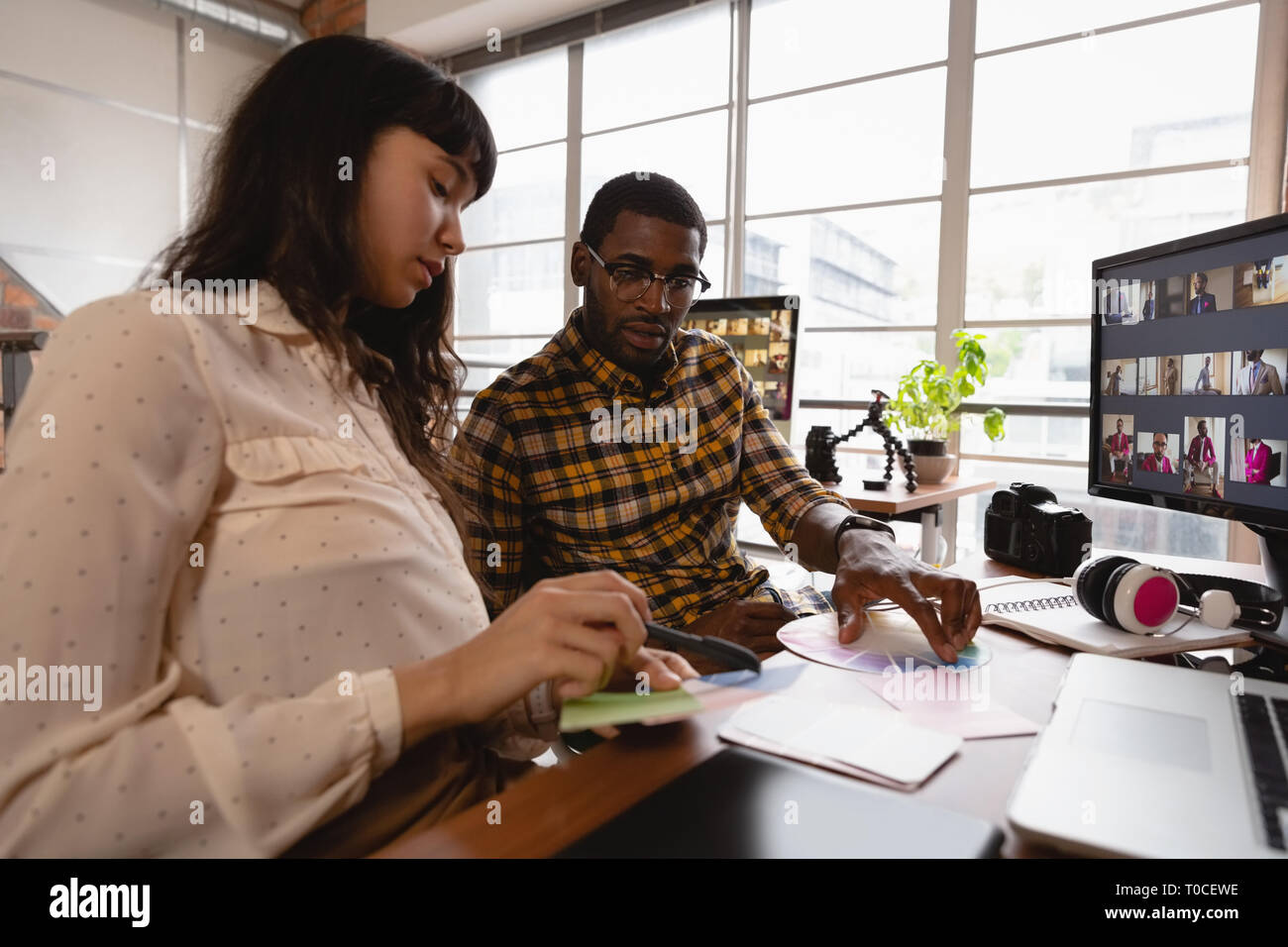 La gente di affari discutendo su campione di colore in ufficio Foto Stock
