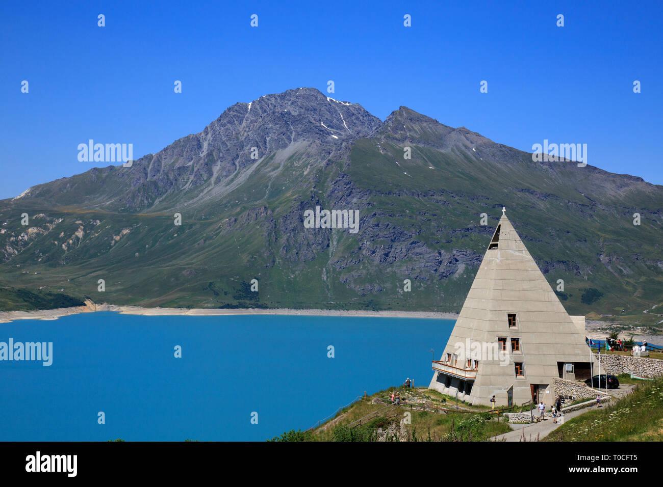 Lago Mont-Cenis, artificiale lago di montagna nella Val-Cenis e la cappella di Notre Dame de l'Assomption, noto anche come la piramide Foto Stock