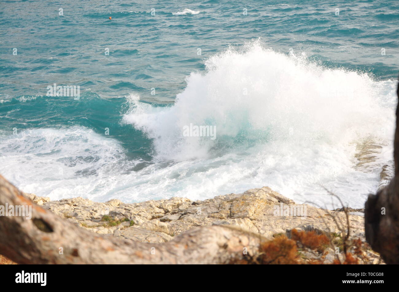 Grandi onde nel mare Adriatico vicino alla città di Mali Losinj, Croazia Foto Stock