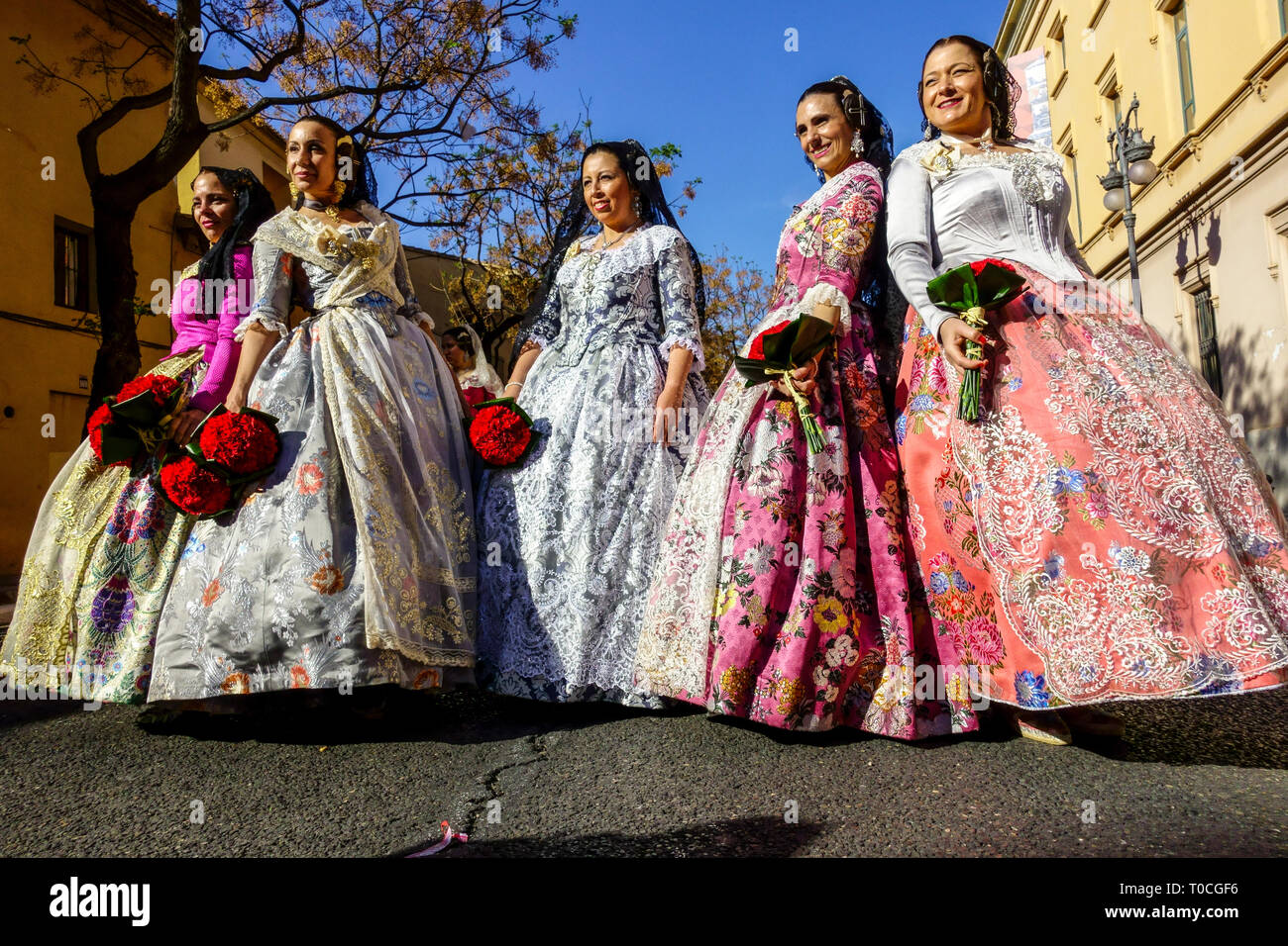 Valencia Fallas, Donne in costumi tradizionali, processione alla Vergine Maria con fiori in suo onore, Spagna festival Las Fallas Valencia City Foto Stock