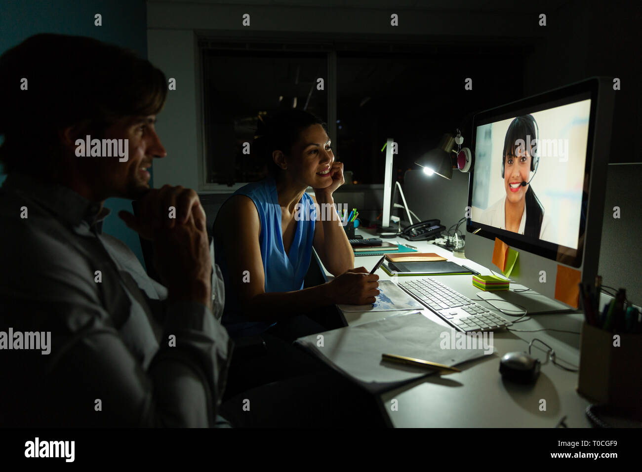 Felice giovani multi-etnico dirigenti ufficio effettuare videoconferenze a scrivania in un ufficio moderno 4k Foto Stock