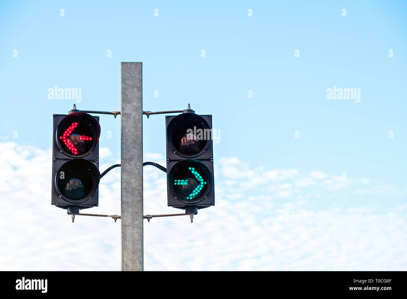 Verde e freccia rossa luce di sicurezza segnali per i pedoni che mostrano la direzione Foto Stock