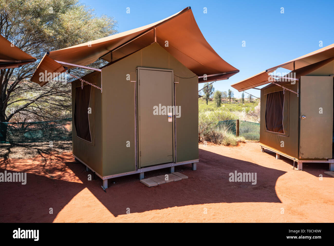 Safari tenda nel mezzo di australiano della Red Centre swag campeggio nel NT outback Australia Foto Stock