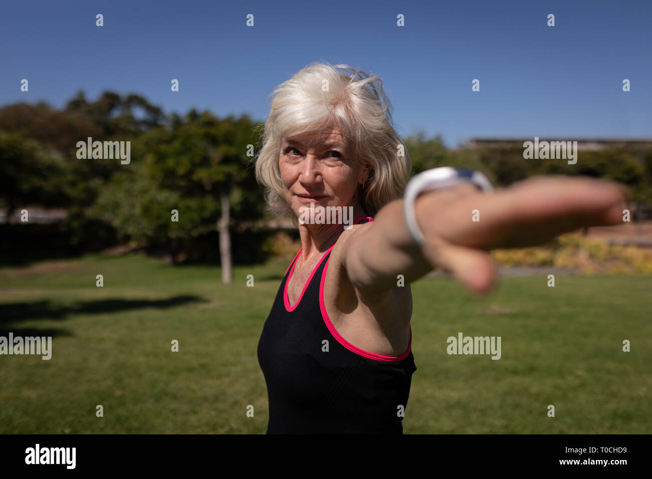 Attiva donna senior che esercitano nel parco Foto Stock