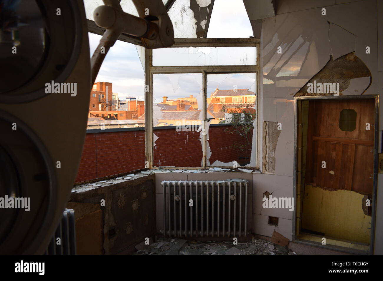 Vista da un abbandonato anni cinquanta la chirurgia Foto Stock