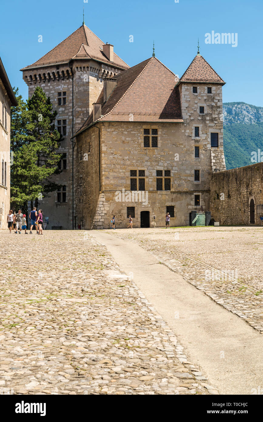 Annecy (sud-est della Francia): cortile interno del castello di Annecy Foto Stock