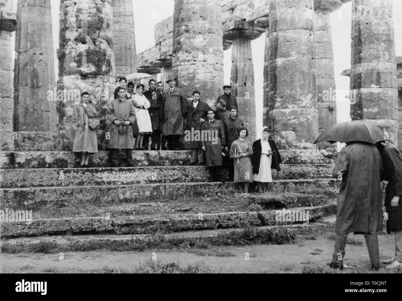 Paestum, turisti, 1962 Foto Stock