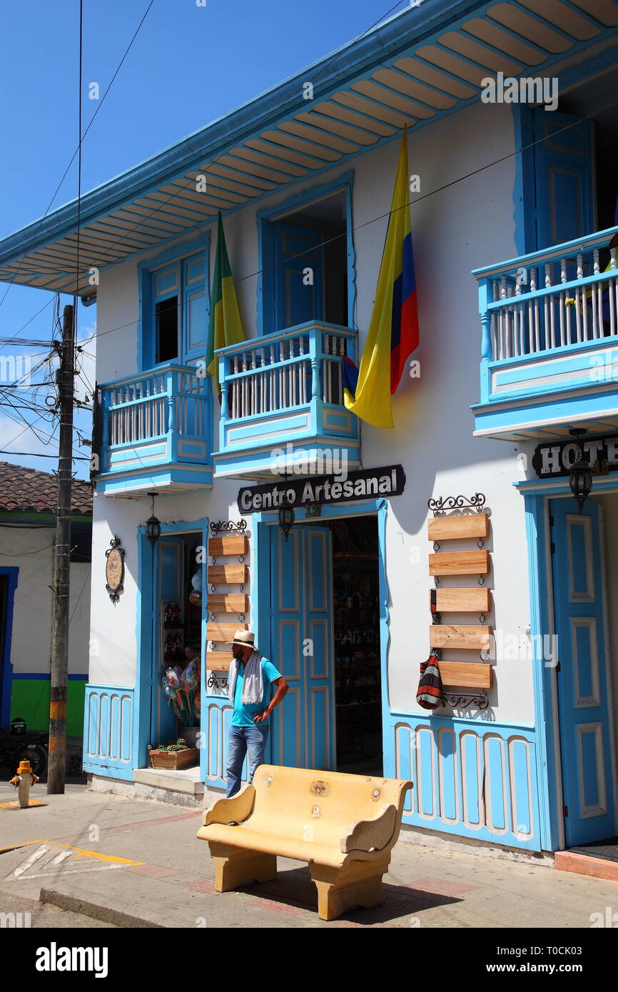 Dipinto luminosamente negozi e ristoranti nel centro del Salento, in Quindío Distretto di Colombia. Fondata nel 1850 e costruito in stile Paisa. Foto Stock