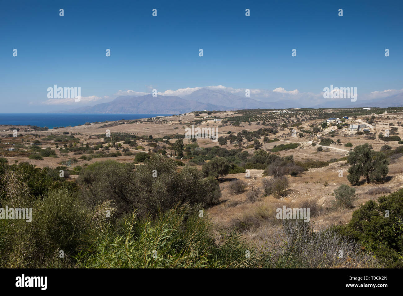 Costa del sud di Creta con le sue colline. Vista sul mare Mediterraneo con il suo orizzonte. Blu cielo di autunno. A sud di Creta, Grecia. Foto Stock