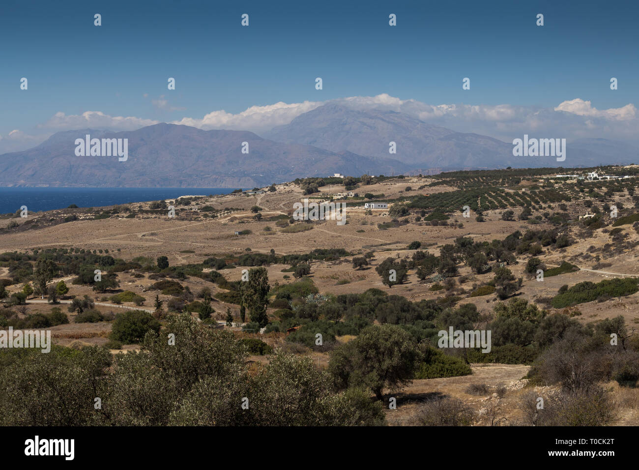 Costa del sud di Creta con le sue colline. Vista sul mare Mediterraneo con il suo orizzonte. Blu cielo di autunno. A sud di Creta, Grecia. Foto Stock