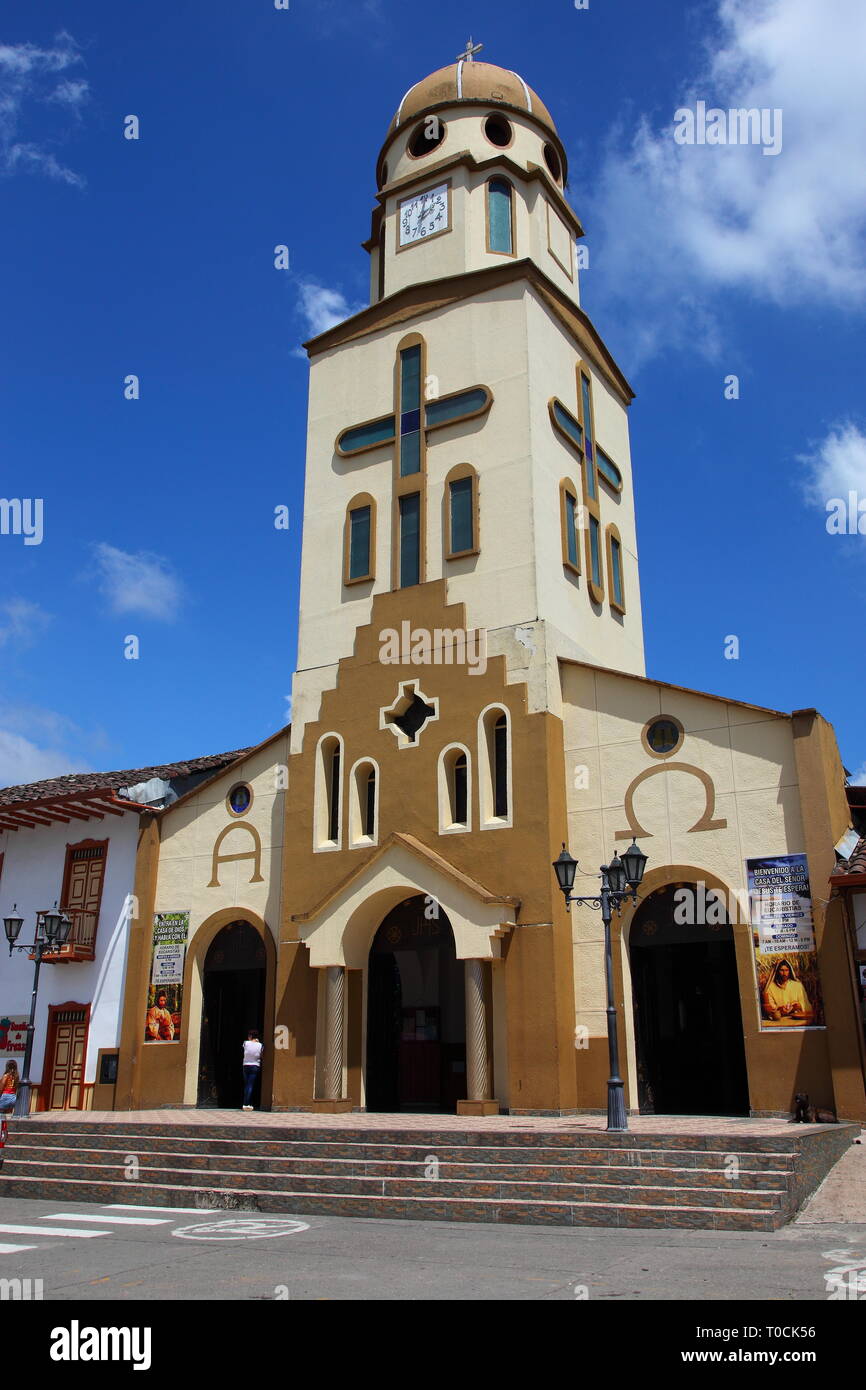 Nuestra Señora del Carmen chiesa nella piazza principale di Salento, nel distretto di Quindío in Colombia. Foto Stock