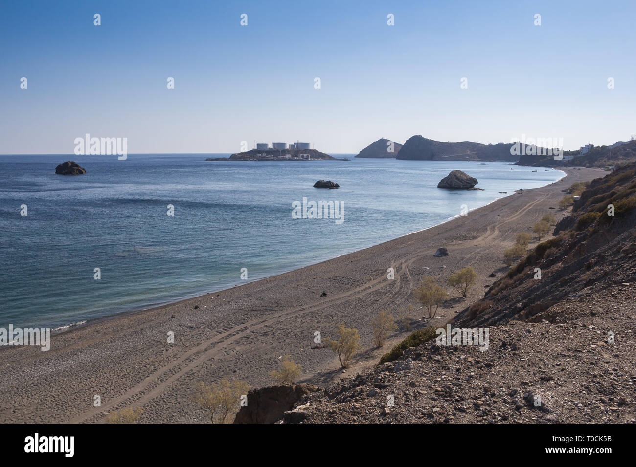 Costa del sud di Creta con le sue colline. Vista sul mare Mediterraneo con il suo orizzonte. Blu cielo di autunno. A sud di Creta, Grecia. Foto Stock
