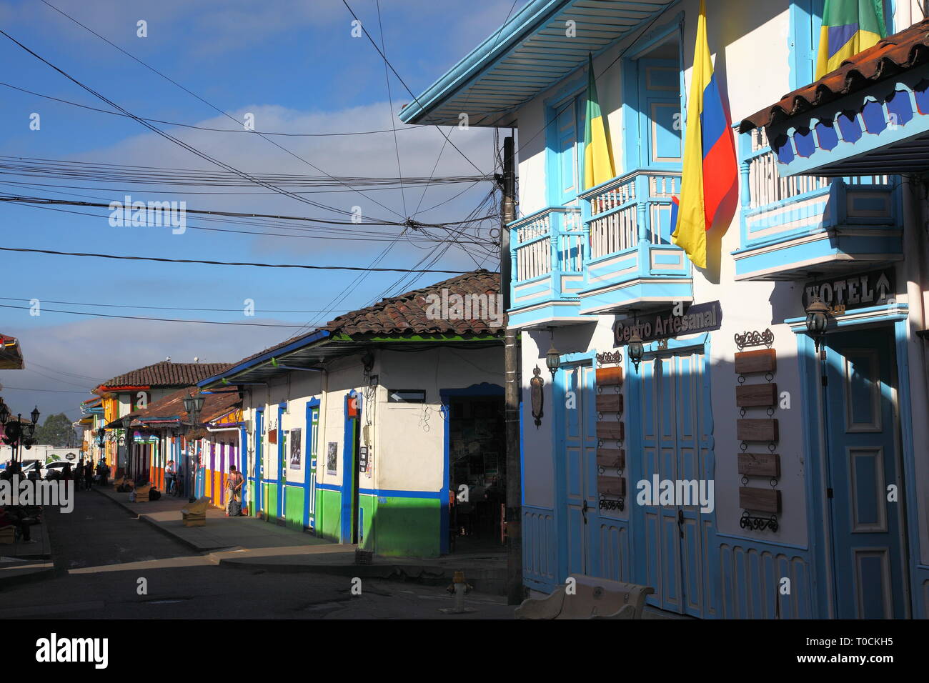 Dipinto luminosamente negozi e ristoranti nel centro del Salento, in Quindío Distretto di Colombia. Fondata nel 1850 e costruito in stile Paisa. Foto Stock