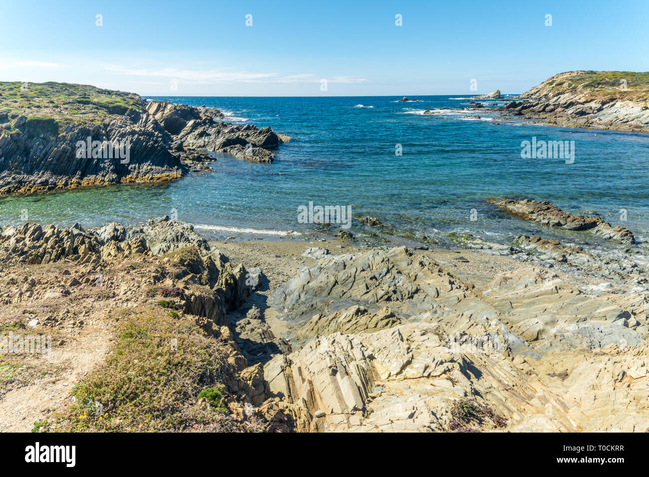 Paesaggio della costa sarda di coscia di donna, nel nord-ovest della Sardegna, in una giornata di sole Foto Stock