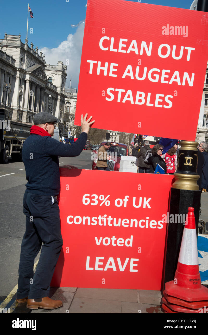 Westminster 19 marzo 2019. Un lasciare protester possiede 2 grandi segni - uno dicendo "pulire le stalle Augean' e un altro dicendo "63% DEL REGNO UNITO COSTITUISCONO Foto Stock