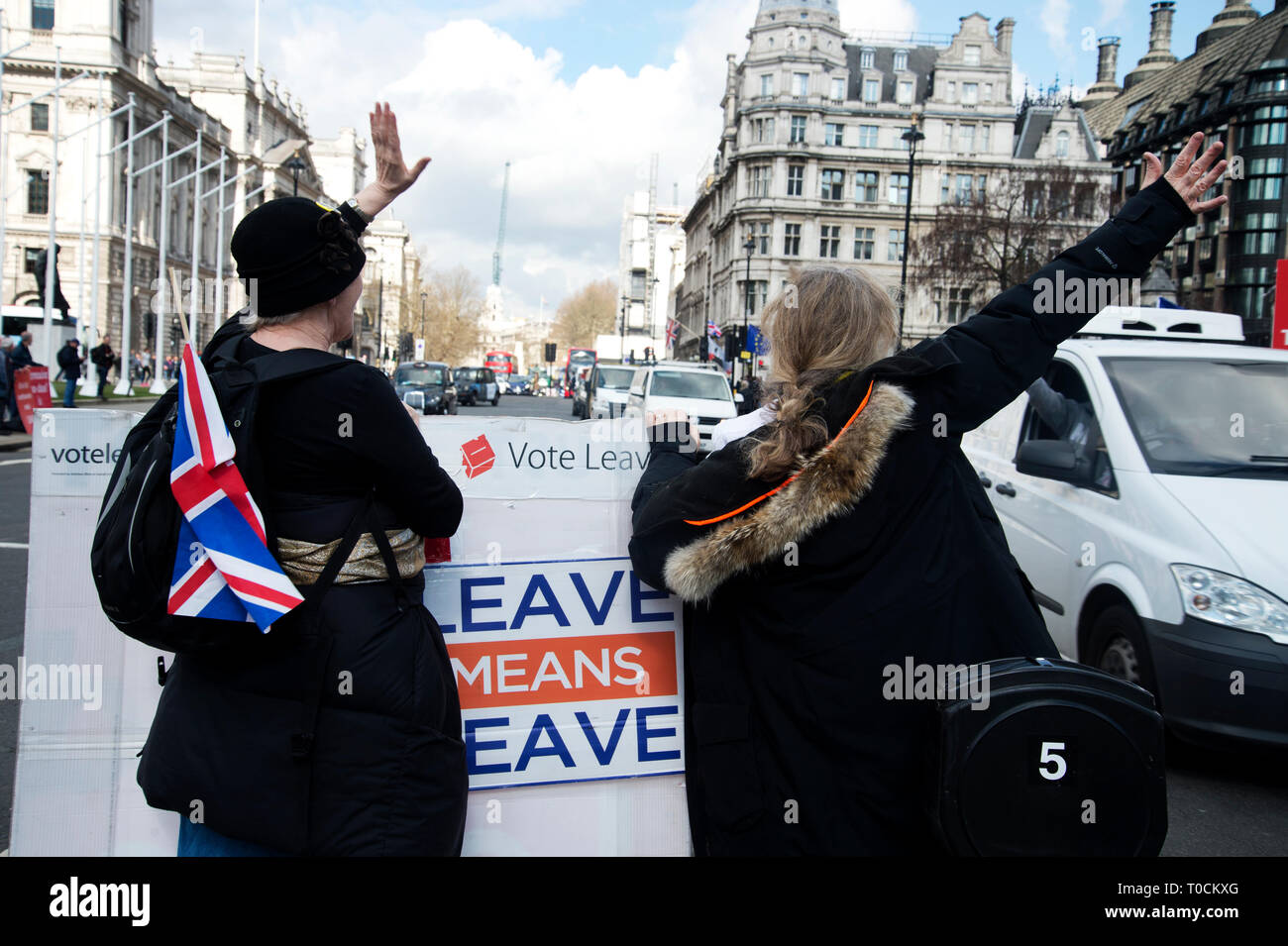 Westminster 19 marzo 2019. Lasciare due manifestanti Wave addio all'Europa. Foto Stock