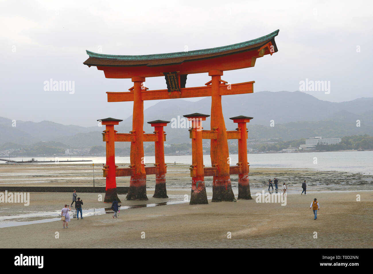Il famoso torii gate del santuario di Itsukushima a bassa marea. Il grande cancello è sull'isola di Miyajima al di fuori della città di Hiroshima in Giappone. Ad alta marea per Foto Stock