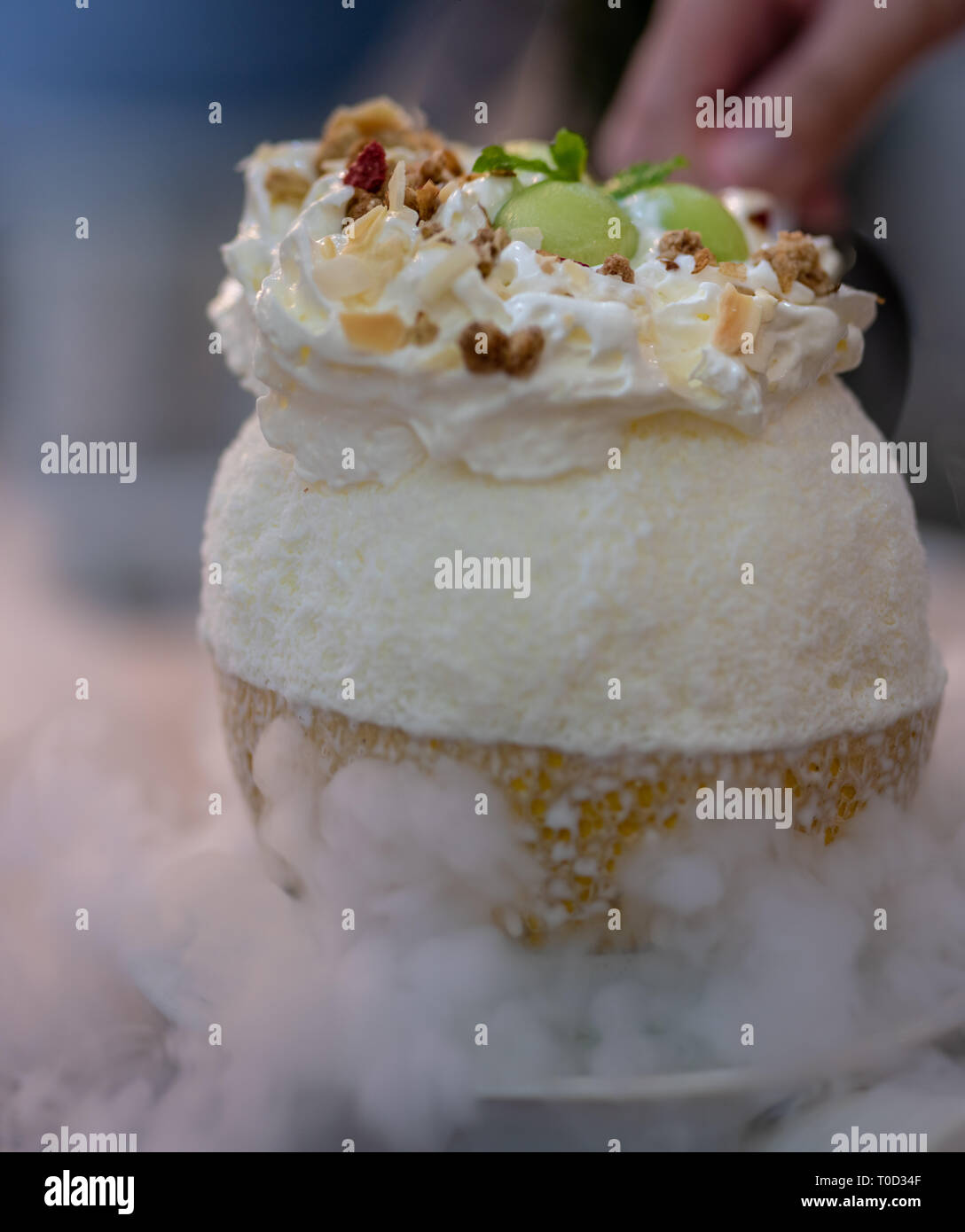 Il coreano Bingsu deserto vicino a mano versa l'azoto liquido Foto Stock