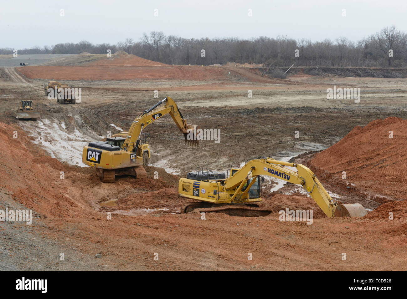 Spostare gli escavatori di materiale durante la costruzione del Cumberland Levee paratoia nel febbraio 2016. Foto Stock