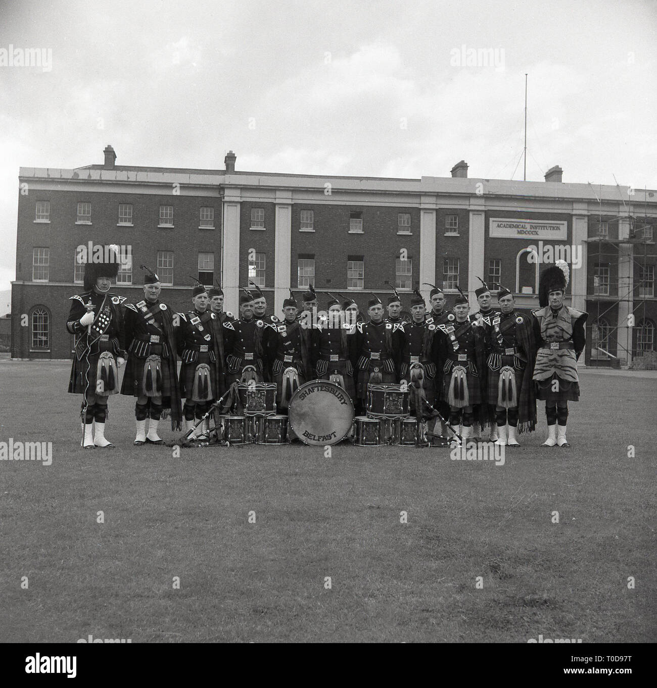 Anni sessanta, foto di gruppo dei membri del Shaftesbury Banda Militare in piedi fuori nella motivazione della Royal Belfast istituzione accademica, Belfast, Irlanda del Nord. Foto Stock